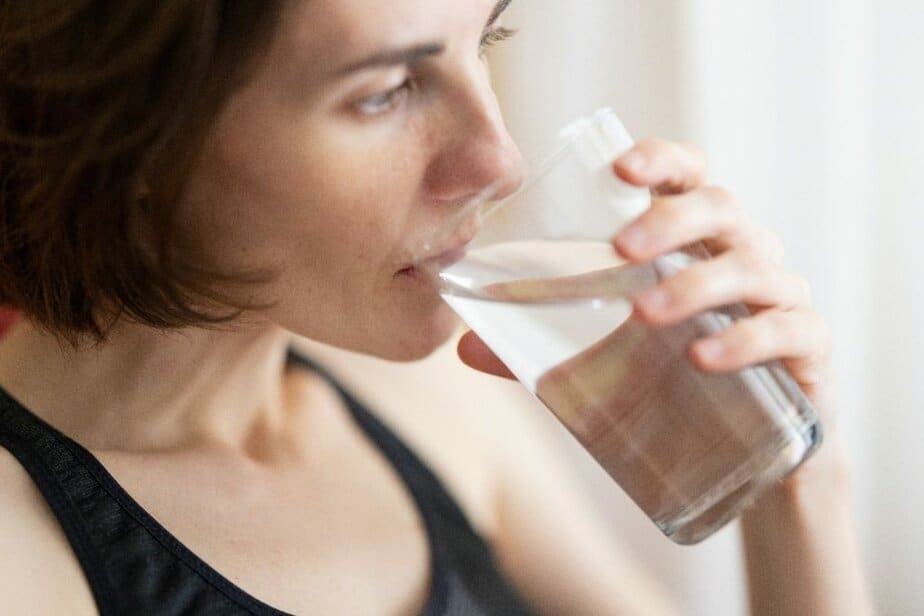 10 Proven Ways To Look Naturally Beautiful Without Makeup - drink water