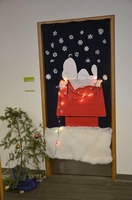 How to Decorate your Dorm Door for Christmas