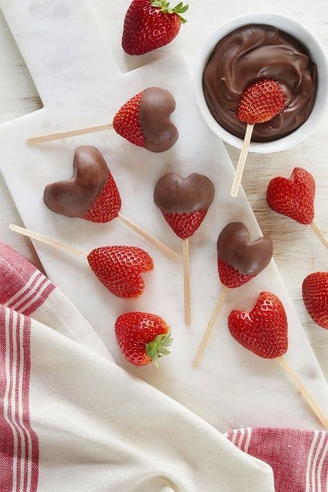 Last Minute Genius DIY Valentine's Day Gifts - strawberry with chocolate