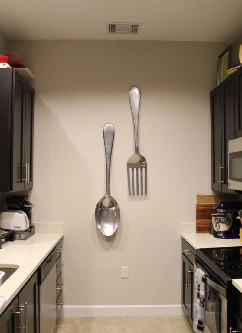 Why Do People Hang The Big Fork And Spoon In Their Kitchens? (& Should You Do It)