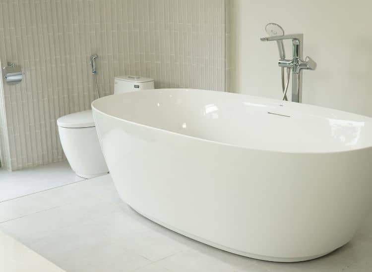 Best Bathtubs for Tall People: Luxurious Options to Accommodate Every Inch