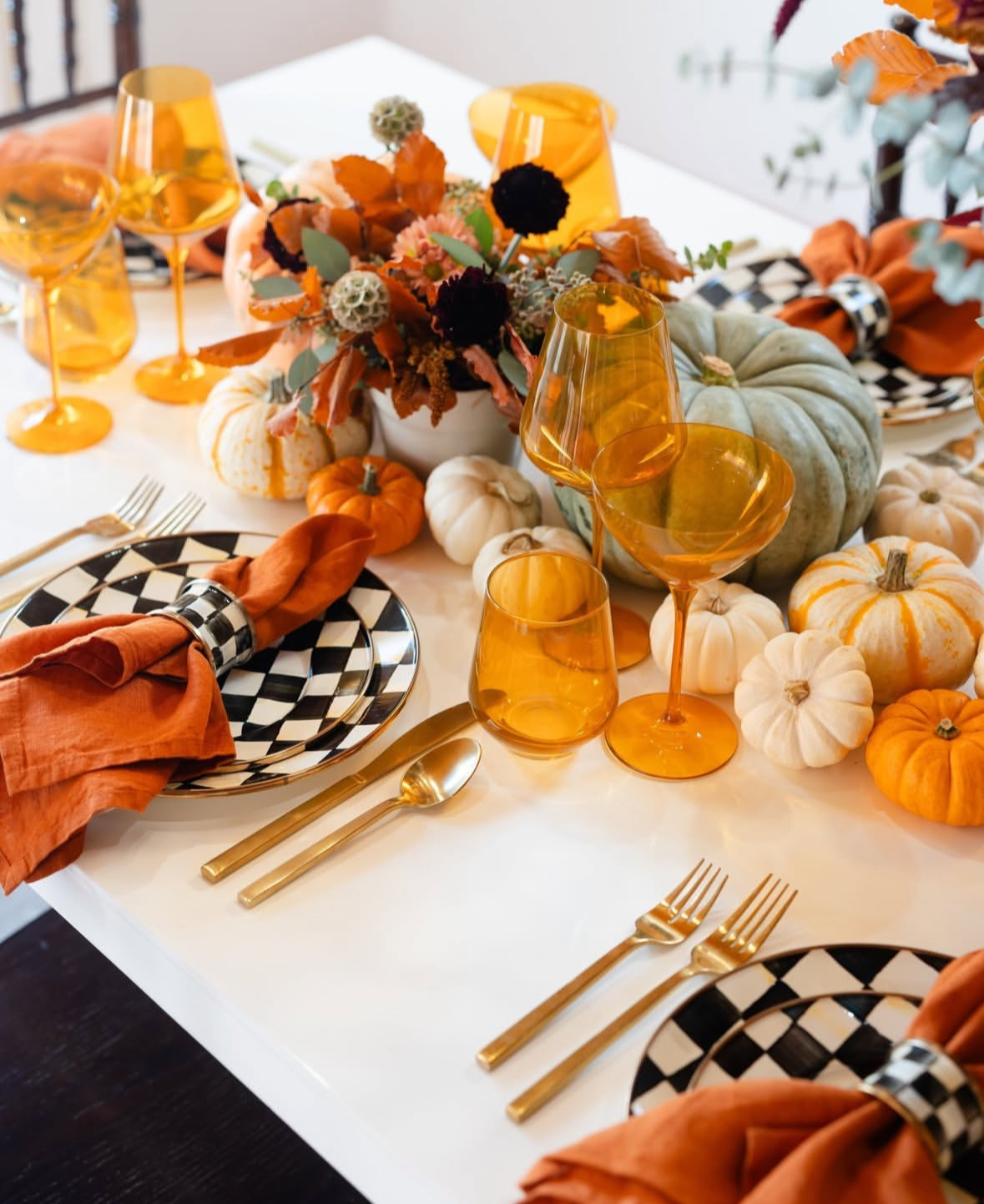 29 Autumn Tablescapes: Chic Fall Table Setting Ideas