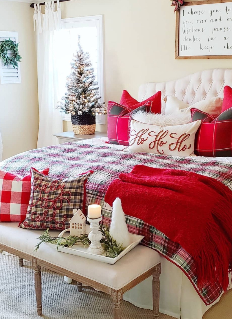 28 Festive Christmas Bedroom Ideas to Deck Your Duvet