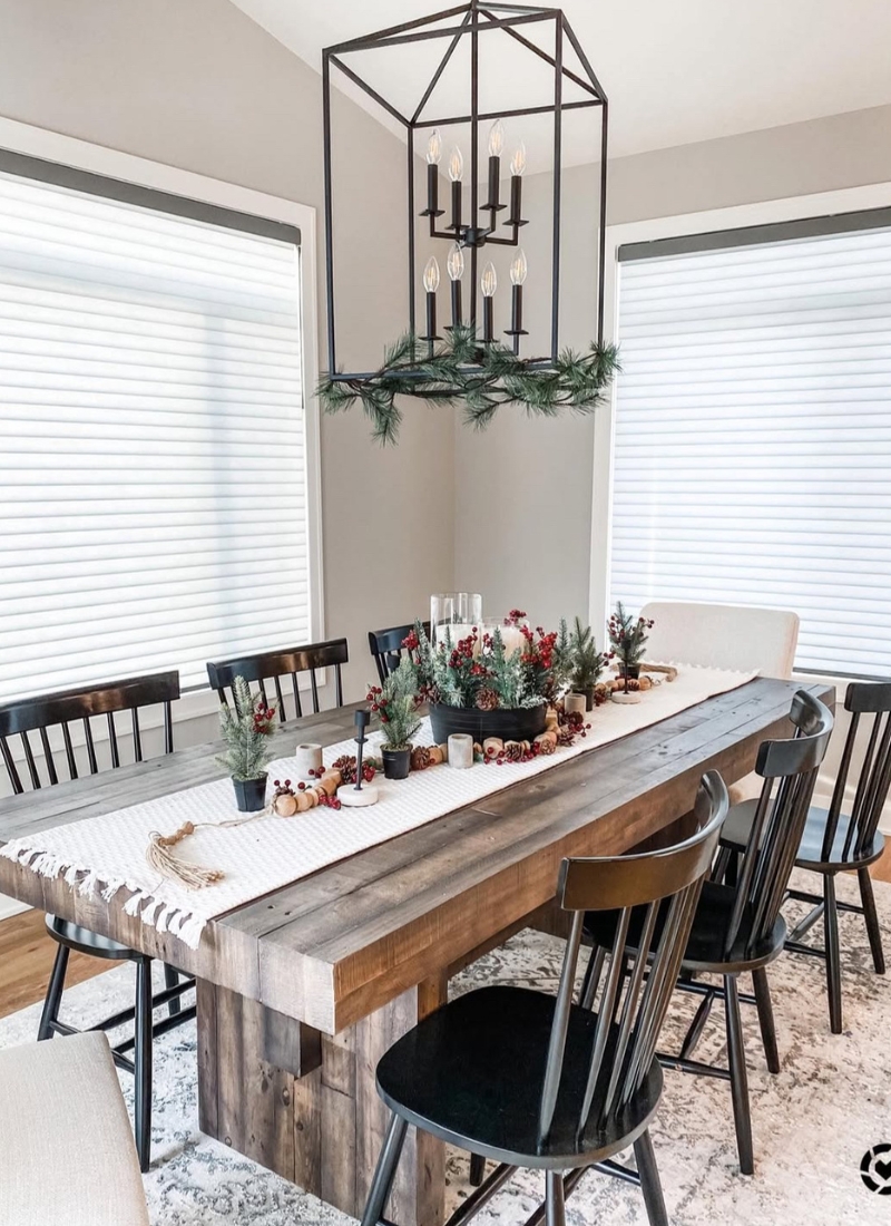 28 Cozy Christmas Dining Room Ideas with Candles, Greenery & Plaid