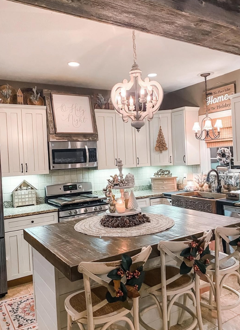 Gingerbread, Greens & Glow: 27 Christmas Decoration Ideas for Kitchen Islands