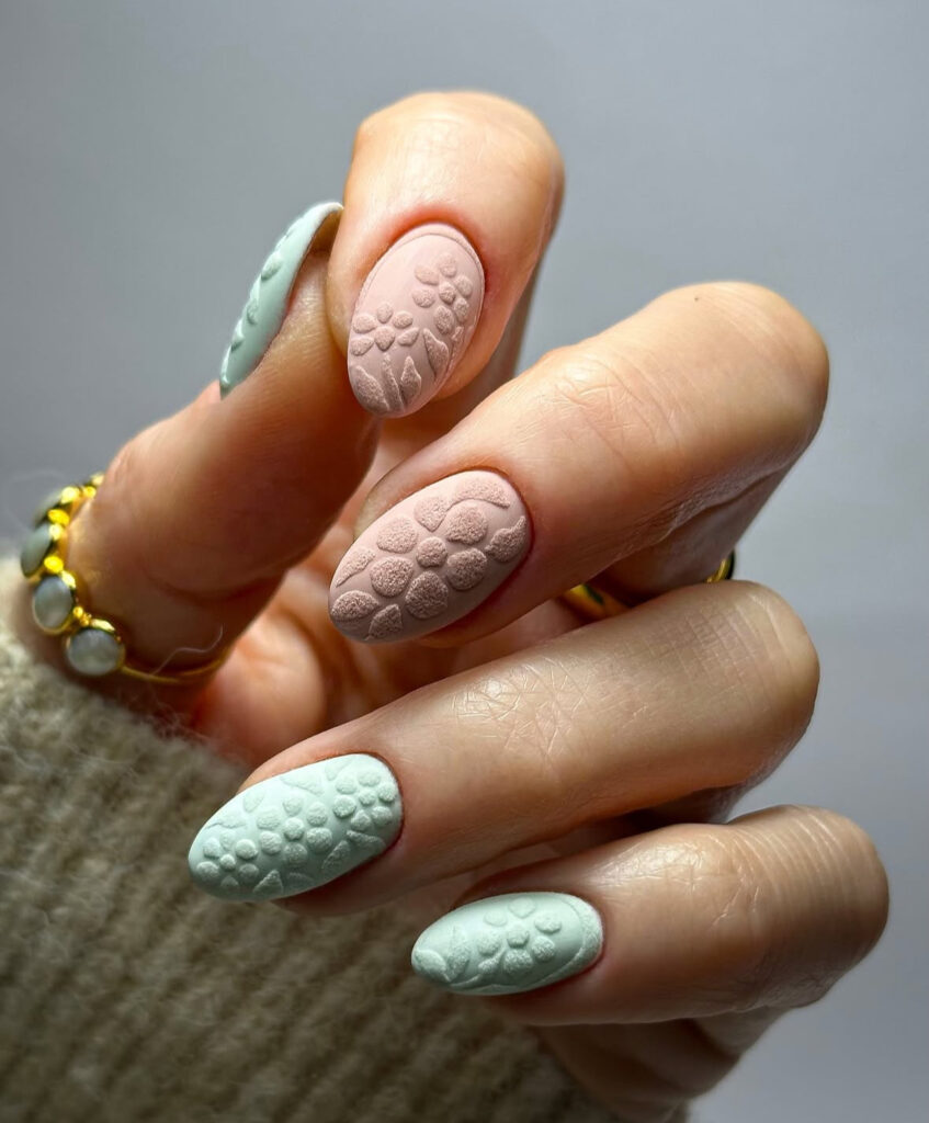 Matte knit-texture nails with floral accents