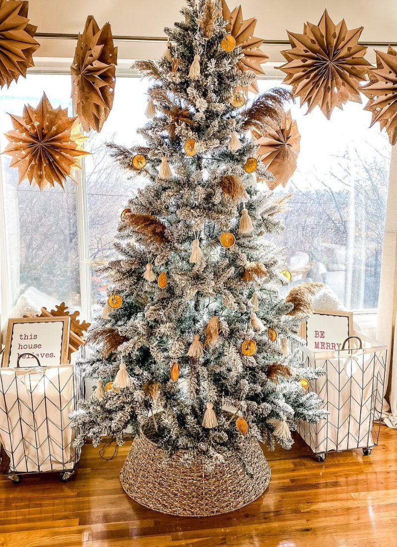 35 Boho Christmas Decor Ideas with Rattan, Pampas, and Paper Stars