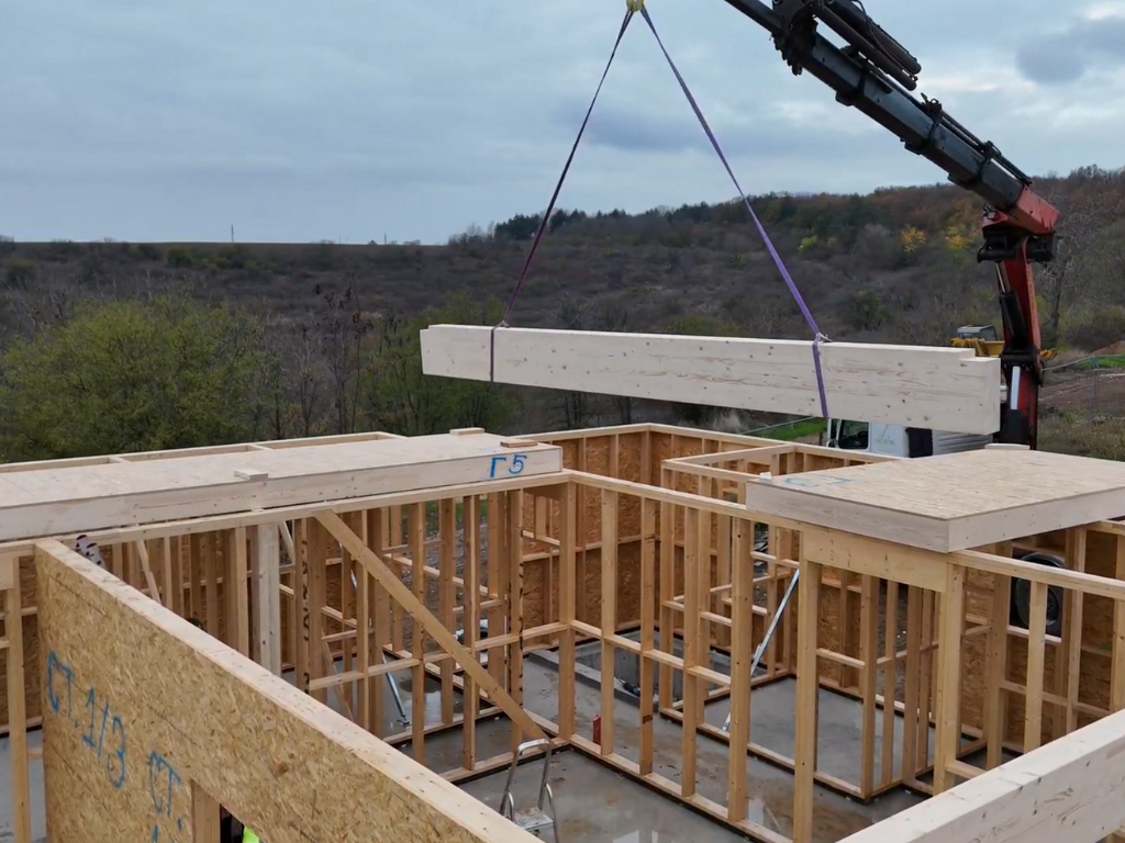 crane install beams between the first and second floor