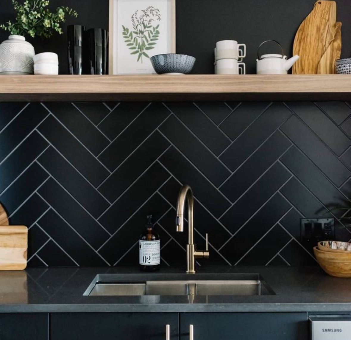 17 Black Kitchen Backsplash Ideas - Herringbone/Hex/Slab (Which One Are ...