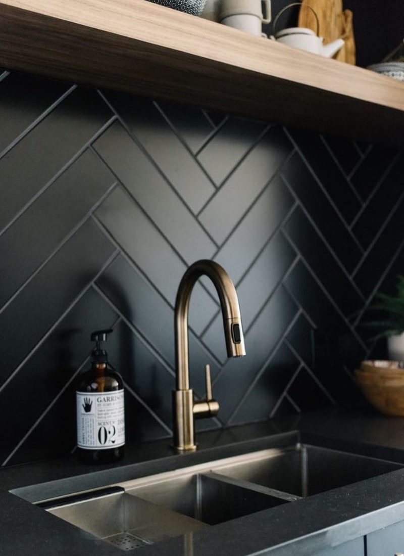 17 Black Kitchen Backsplash Ideas – Herringbone/Hex/Slab (Which One Are You?)