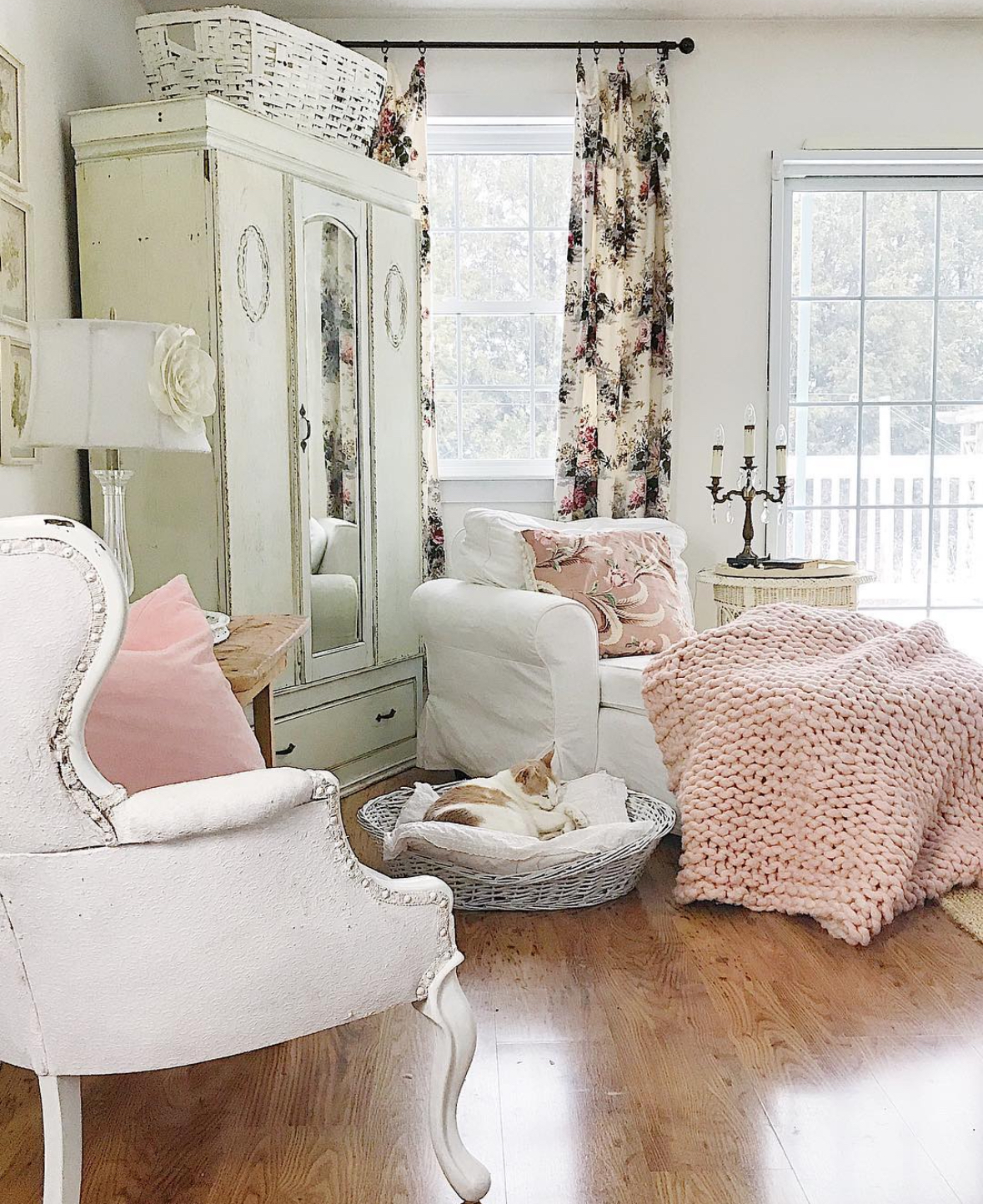 21 Shabby Chic Decor Ideas: How To Mix Florals, Lace, And Chippy Furniture