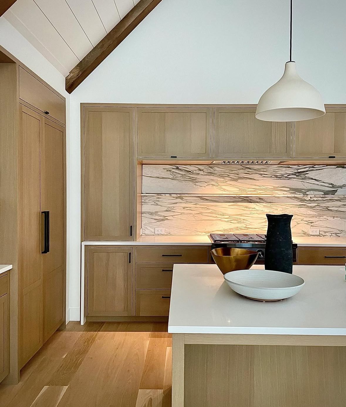 26 Light, Bright, And Breezy Lake House Kitchen Inspiration