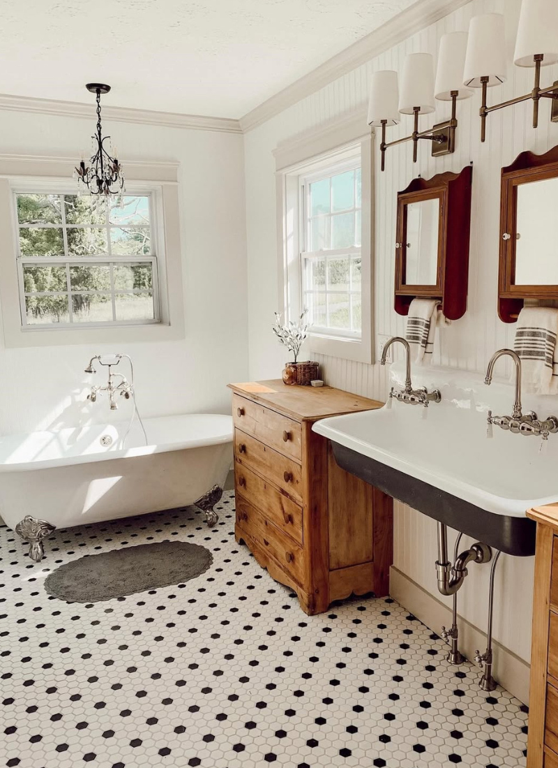 If You Love Character Homes, You’ll Love These 19 Vintage Bathrooms